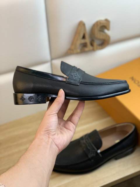 Picture of Louis Vuitton Shoes _SKULVSZ38-442230130413801